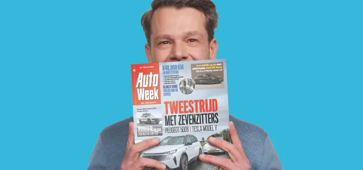 Man met een AutoWeek tijdschrift in zijn handen.