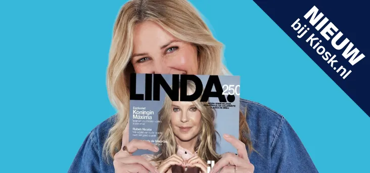 Vrouw met LINDA. in haar handen tegen een blauwe achtergrond